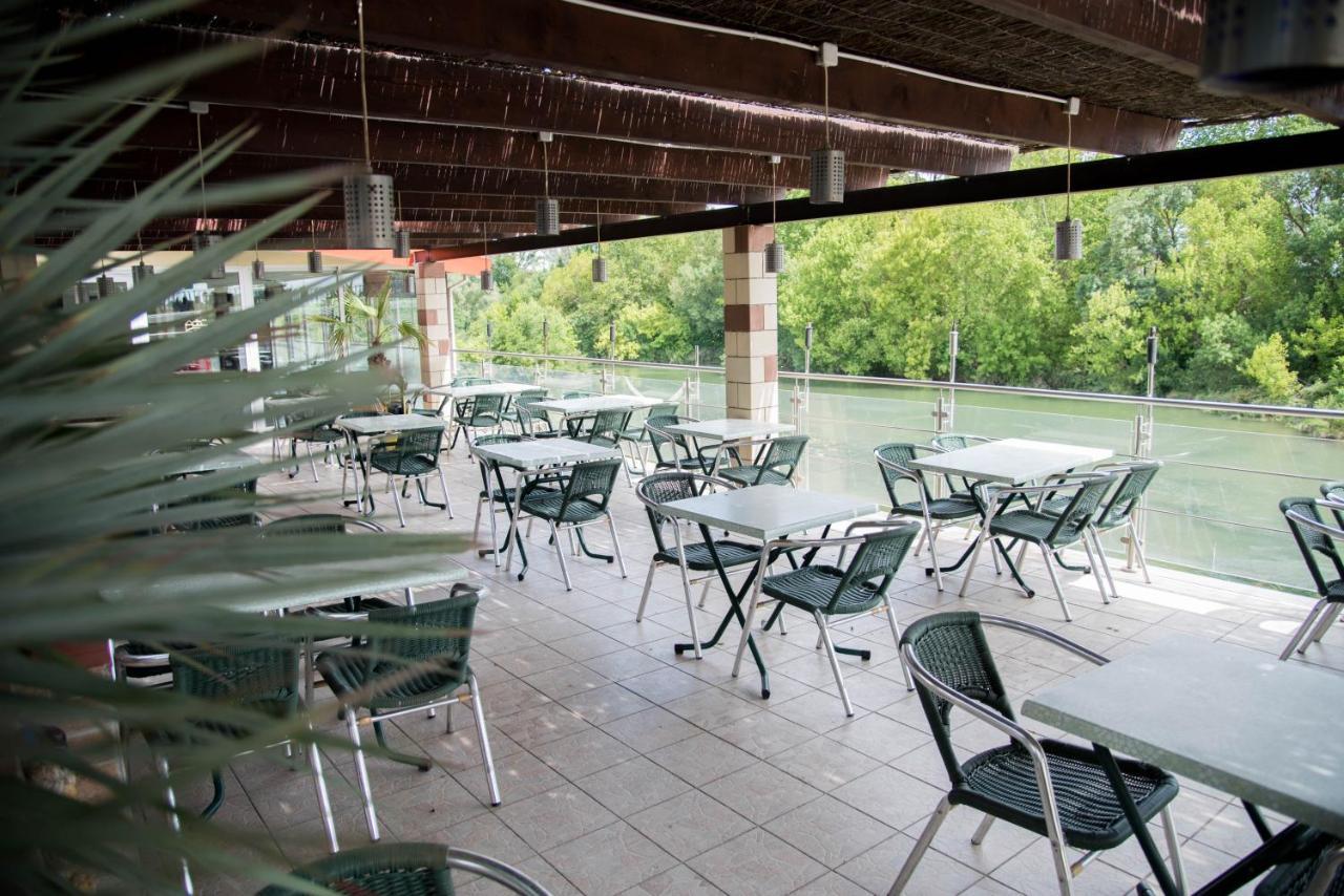 Hotel Restaurant Mon Auberge Lunel  Esterno foto